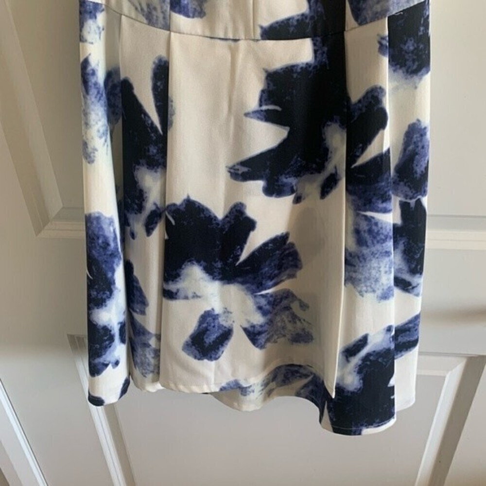 LULU’S Seeing Chic Floral V-Neck Dress Size S - Picture 6 of 14